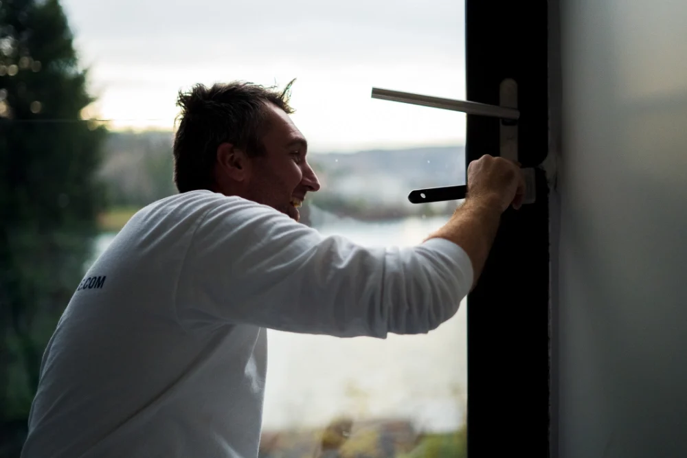 peintre professionnel qui peinture l'intérieur d'une maison à Québec
